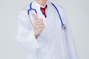 親指を立てる医者